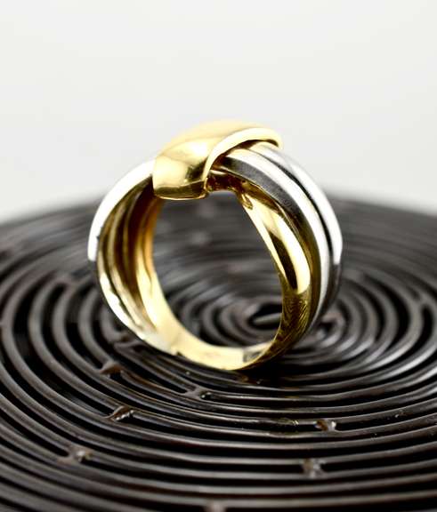 Beautifully Designed 18K Two-Tone Gold Ring
