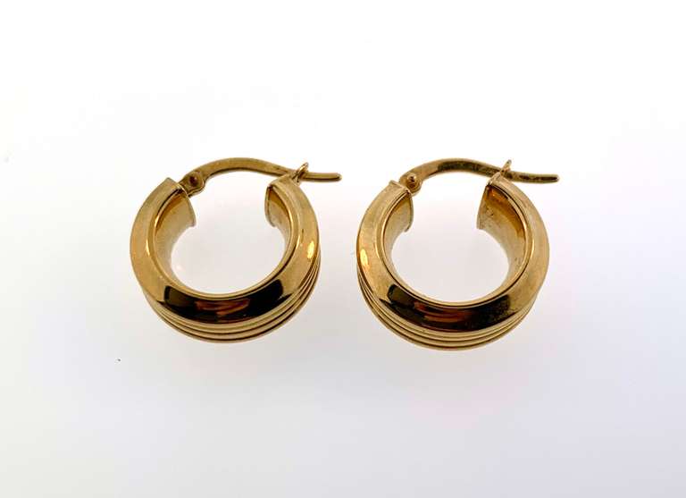 Marvelous ribbed hoop earrings in 14kt yellow gold.