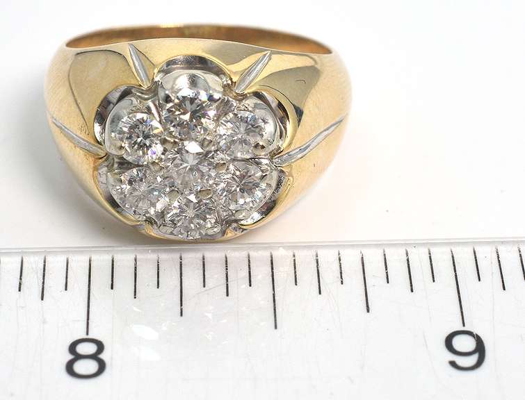 Eye-Catching Diamond Cluster Ring in Yellow Gold