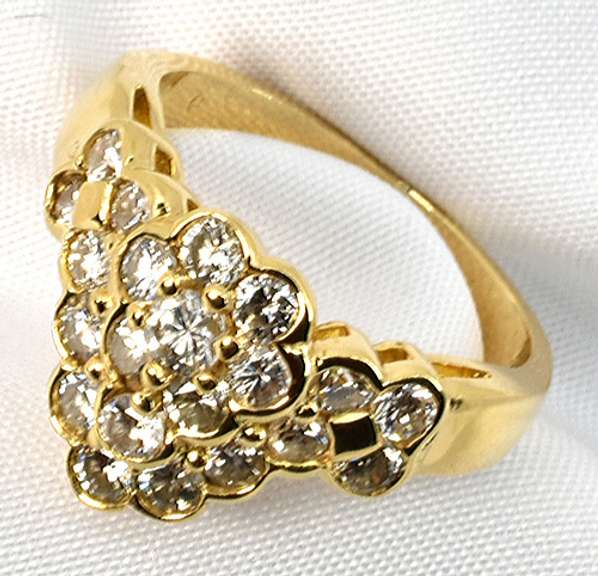Stylish 18k Diamond Cluster