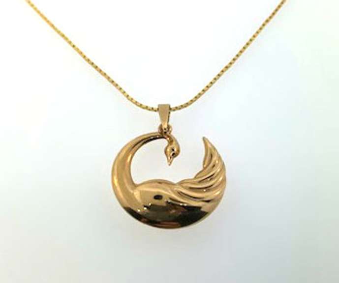Graceful 18kt Gold Swan Pendant and Chain