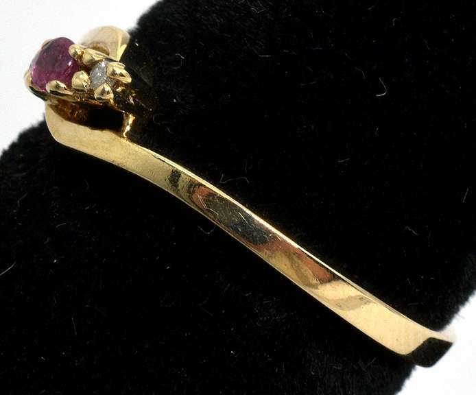 Sweet Vintage Ruby Ring in Gold