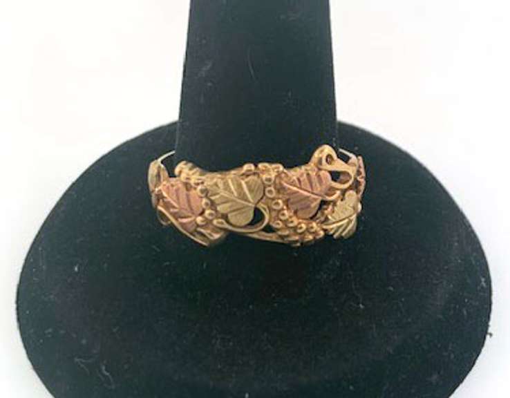 Elegant Two-Tone 10kt Gold Band