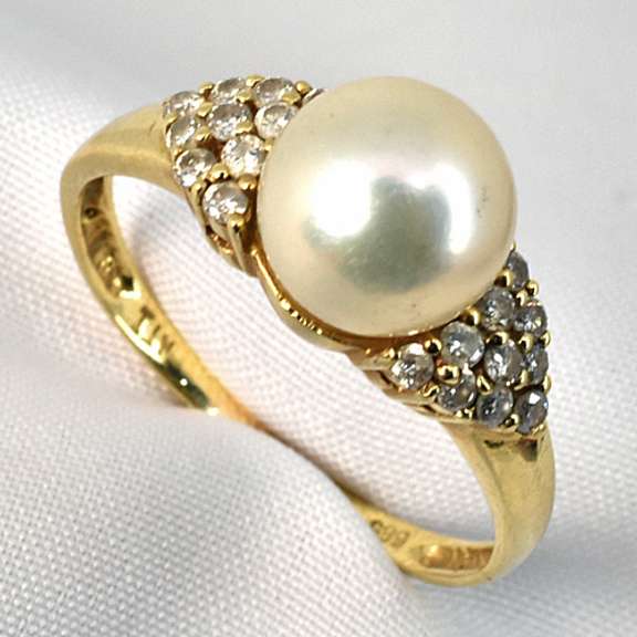 Elegant Pearl and Diamond Ring