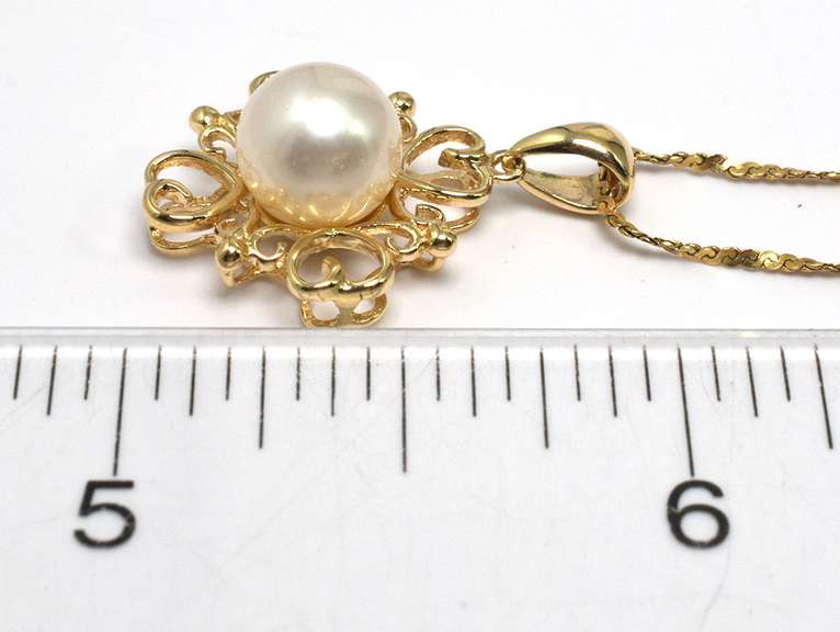 Pearl Pendant and Chain in 14KT Yellow Gold