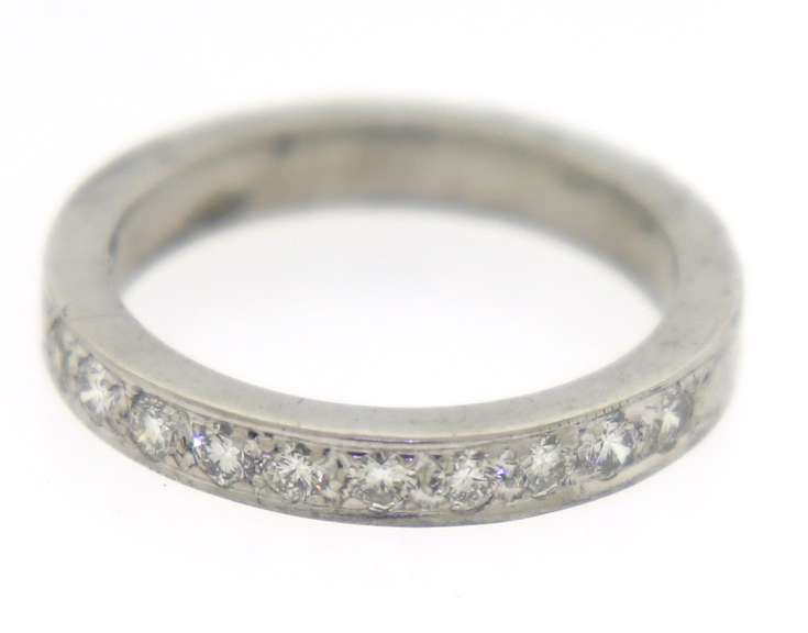 Stunning 18kt WG Round Cut Diamond Band