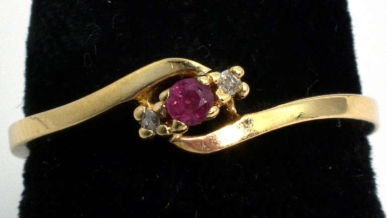 Sweet Vintage Ruby Ring in Gold