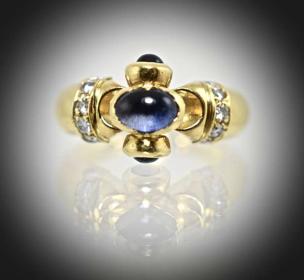 Modern and Appealing Cabachon Sapphire 18K Ring