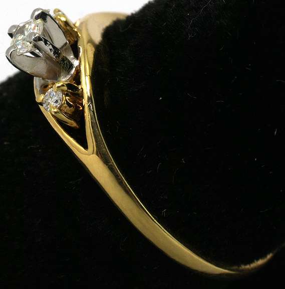 Elegant Diamond Ring in 14KT Yellow Gold
