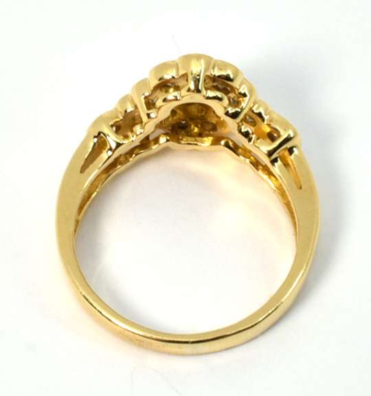 Stylish 18k Diamond Cluster