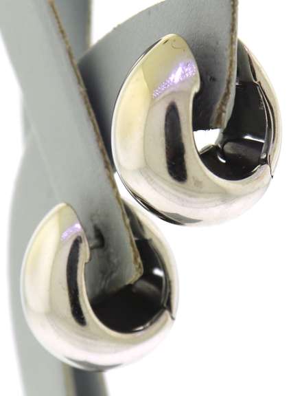 Beautiful 18kt Puffed Huggie Hoops