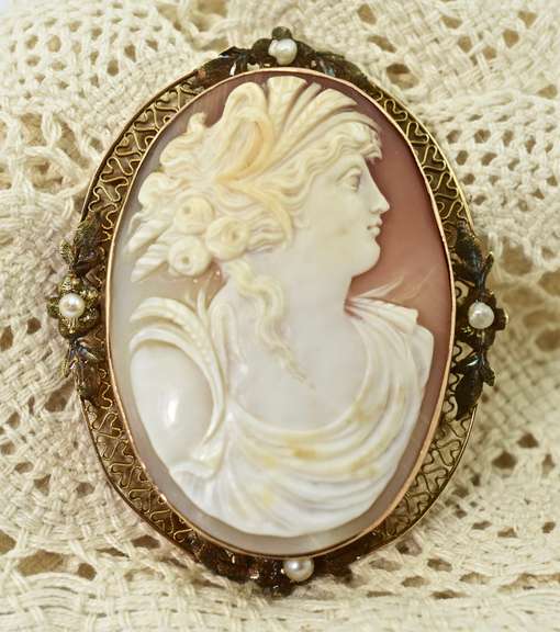 Beautifully Carved 10K Vintage Cameo