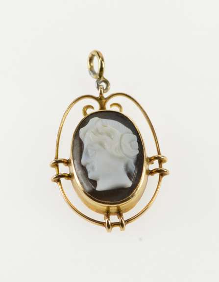 10K Yellow Gold Ornate Carved Carnelian Cameo Victorian Charm/Pendant