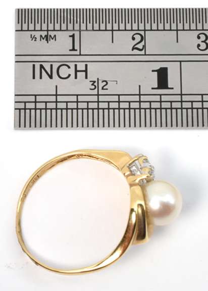 Feminine Pearl & Diamond Ring