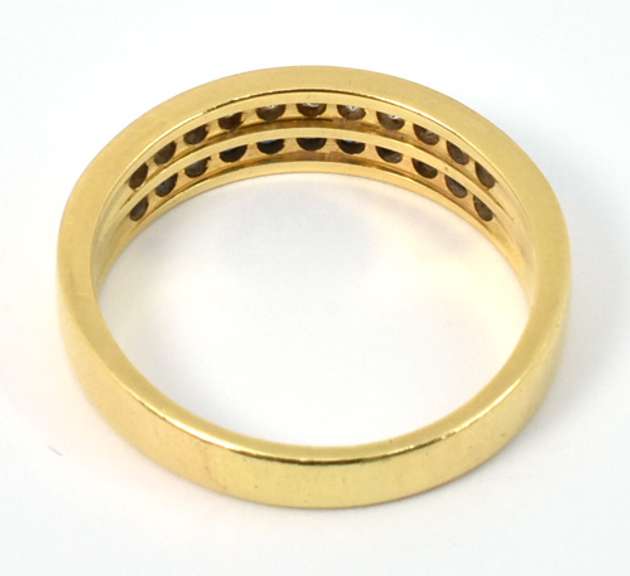 Easy to Wear Sapphire & Diamond Ring