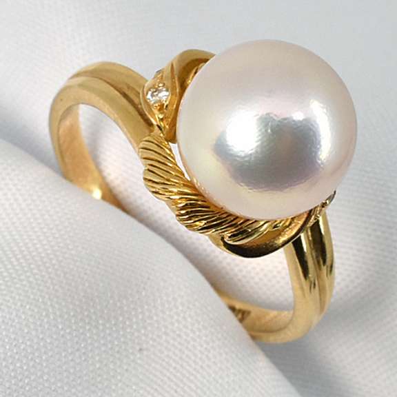 Lustrous  9 mm Pearl Ring