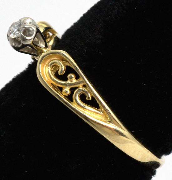 Elegant Diamond Ring in Yellow Gold