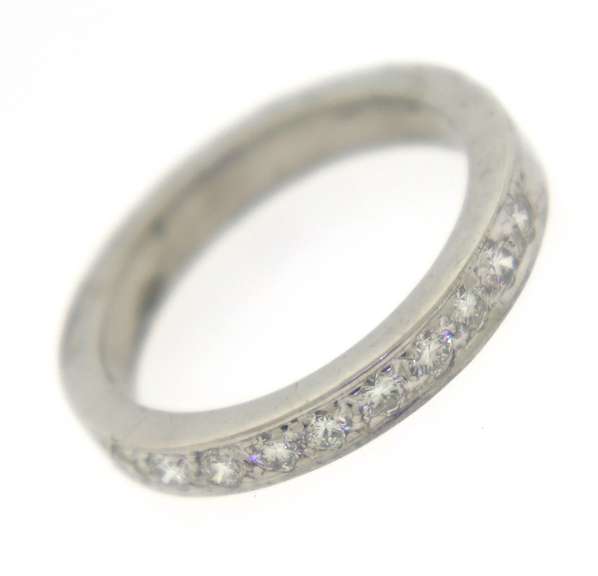 Stunning 18kt WG Round Cut Diamond Band