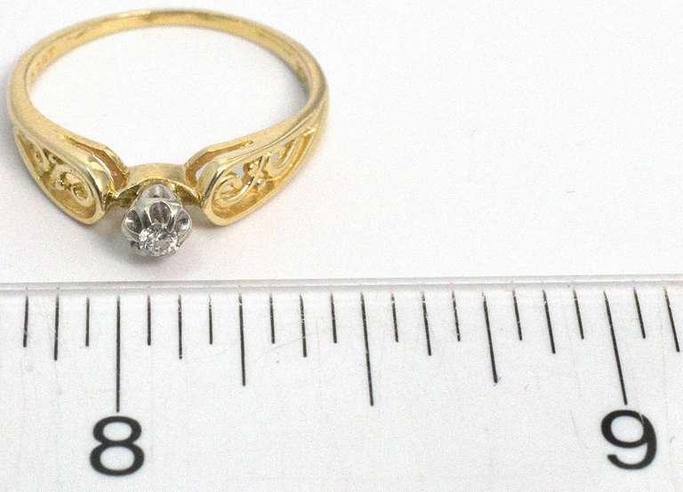 Elegant Diamond Ring in Yellow Gold