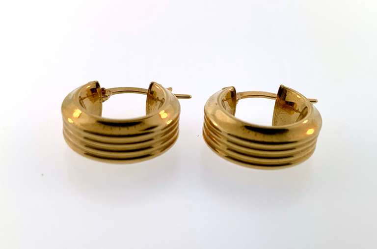 Marvelous ribbed hoop earrings in 14kt yellow gold.