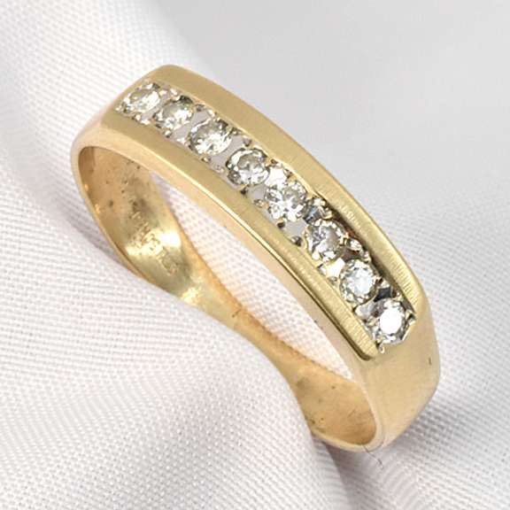 Lovely Ring with 8 Diamonds