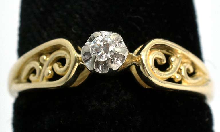 Elegant Diamond Ring in Yellow Gold