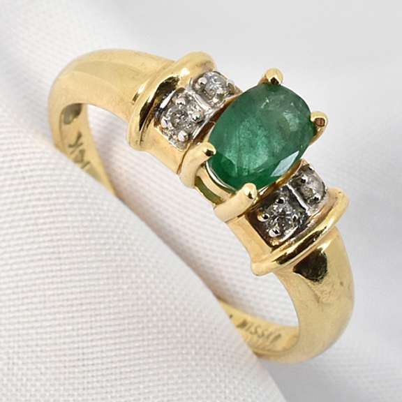Traditional Oval Emerald Ring