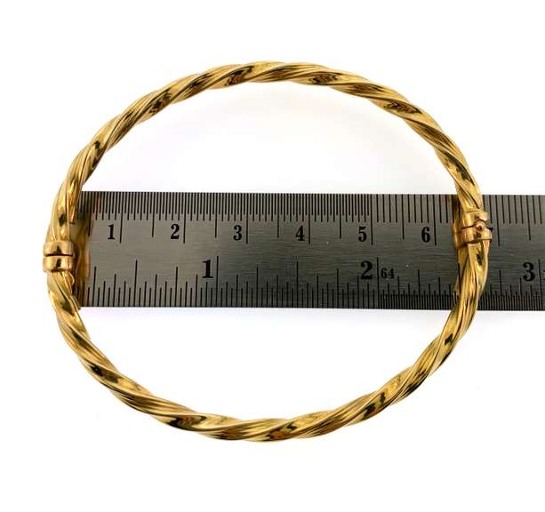 Pretty 18kt yellow gold twisted bangle bracelet