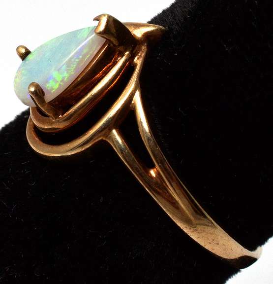 Lovely Diamond & Opal Ring in Yellow Gold