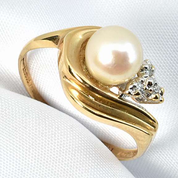 Feminine Pearl & Diamond Ring