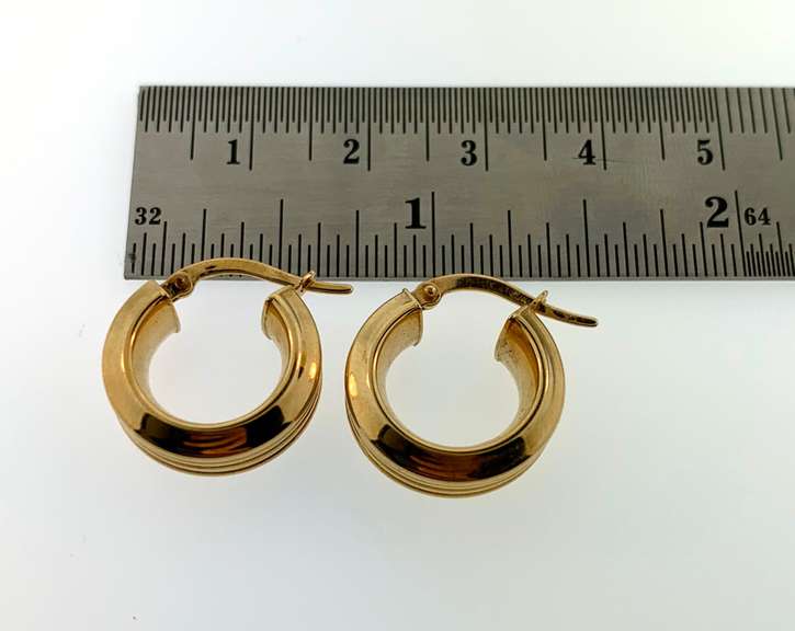 Marvelous ribbed hoop earrings in 14kt yellow gold.