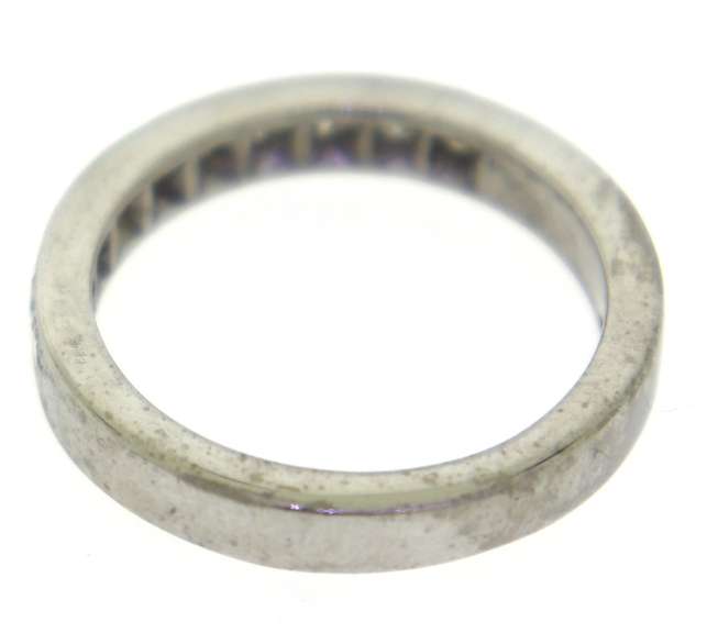 Stunning 18kt WG Round Cut Diamond Band