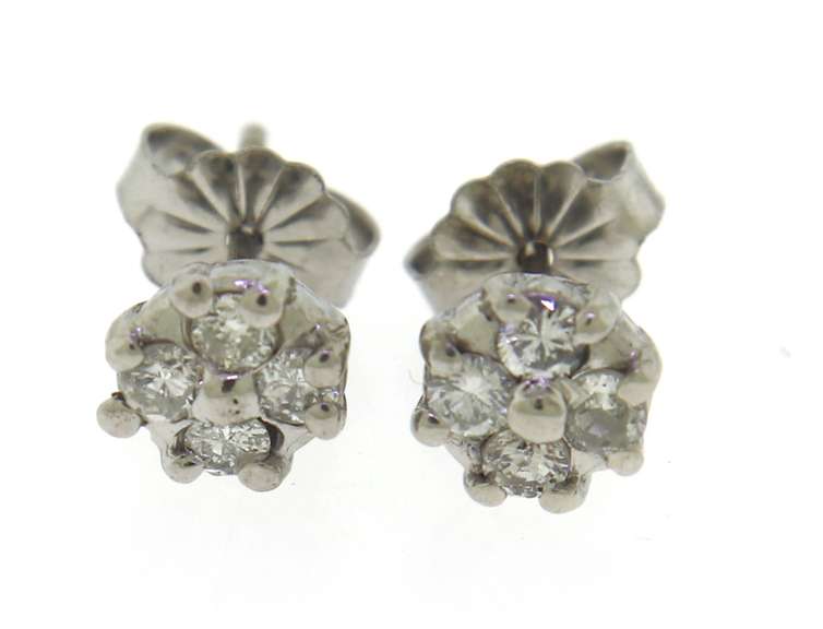 Simple 18kt Diamond Flower Stud Earrings