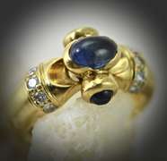 Modern and Appealing Cabachon Sapphire 18K Ring