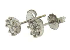 Simple 18kt Diamond Flower Stud Earrings