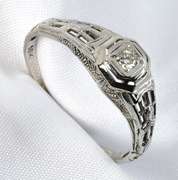 Vintage 18k WG Filigree Ring