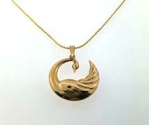 Graceful 18kt Gold Swan Pendant and Chain