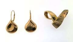 Sophisticated Set of 14kt Gold Pendant and Earrings