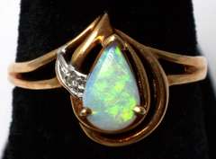Lovely Diamond & Opal Ring in Yellow Gold