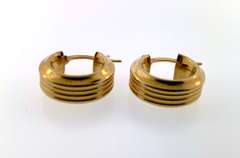 Marvelous ribbed hoop earrings in 14kt yellow gold.