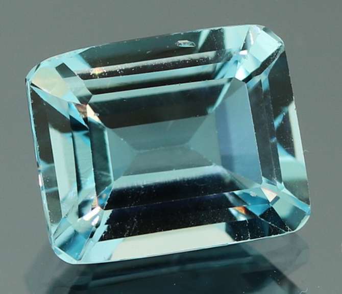 Beautiful 5.29ct emerald cut Topaz