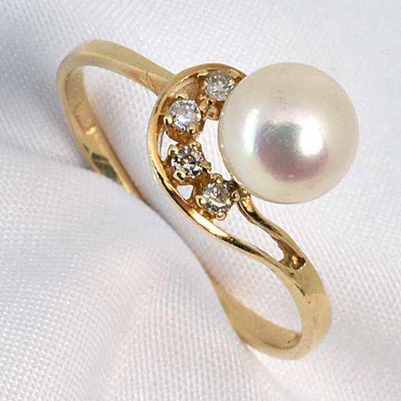 Lustrous Pearl & Diamond Ring