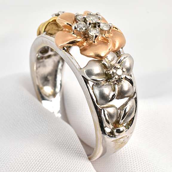 Snazzy 18k Floral Band with Diamonds
