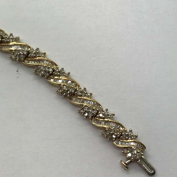 Ladies 14k gold diamond link braclet