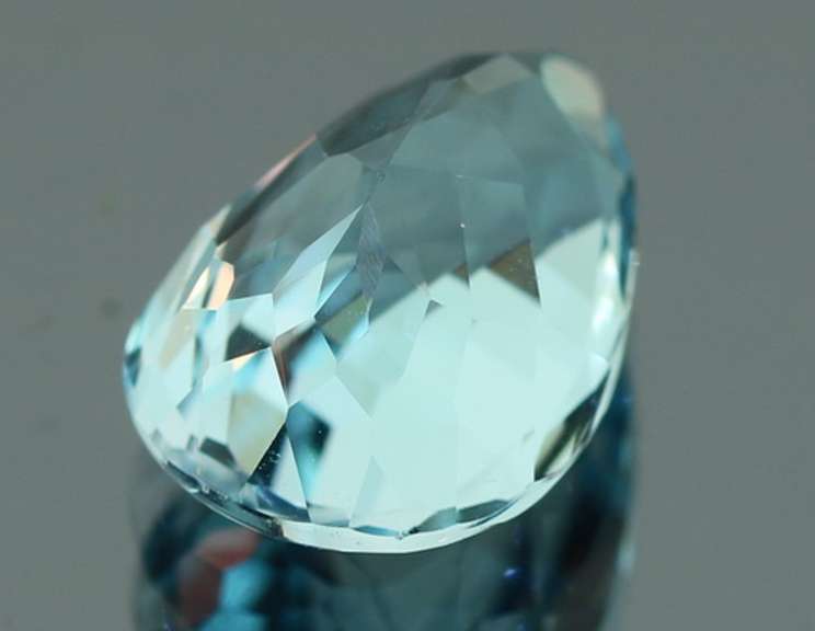 Very vivid 7.23ct pear cut Topaz center stone