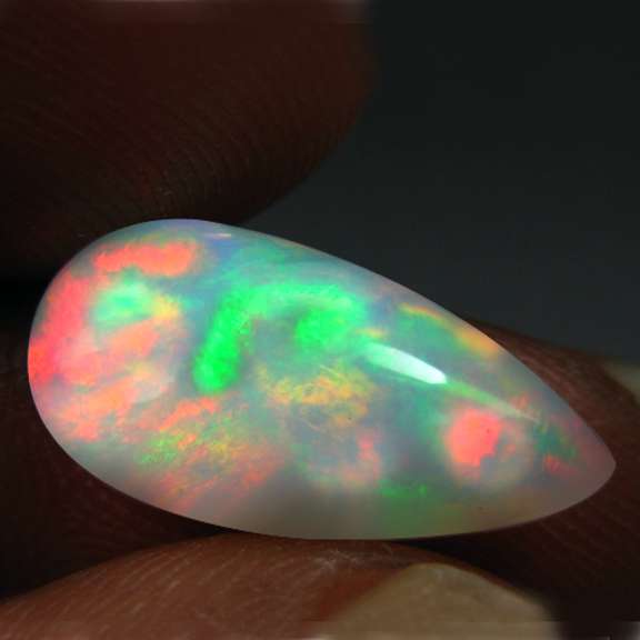 Amazing 2.75ct peacock pattern rainbow Opal