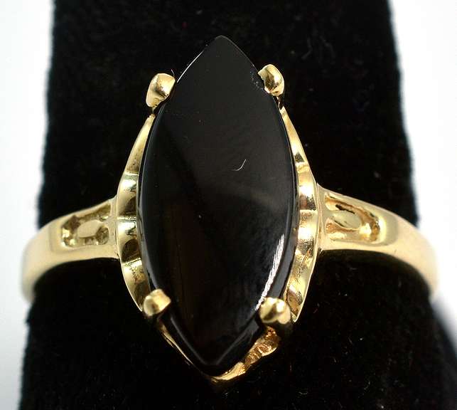 Striking Onyx Ring in Yellow Gold
