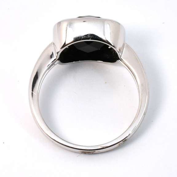 Fashionable Black Agate Ring in 14K White Gold