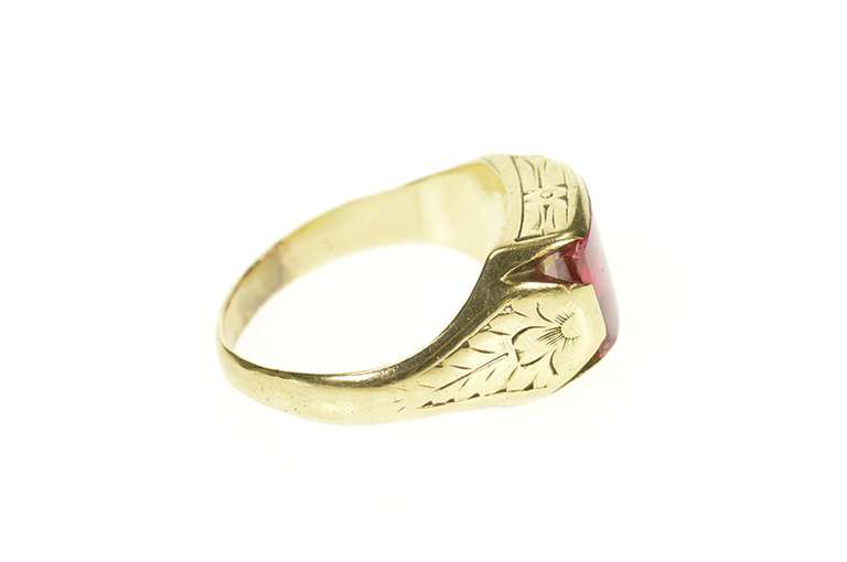 10K Yellow Gold 1930's Syn. Ruby Etched Leaf Vine Pattern Ring