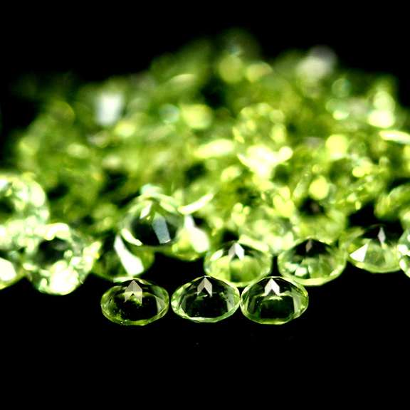 Brilliant 5.50ct set of matched diamond cut Peridot